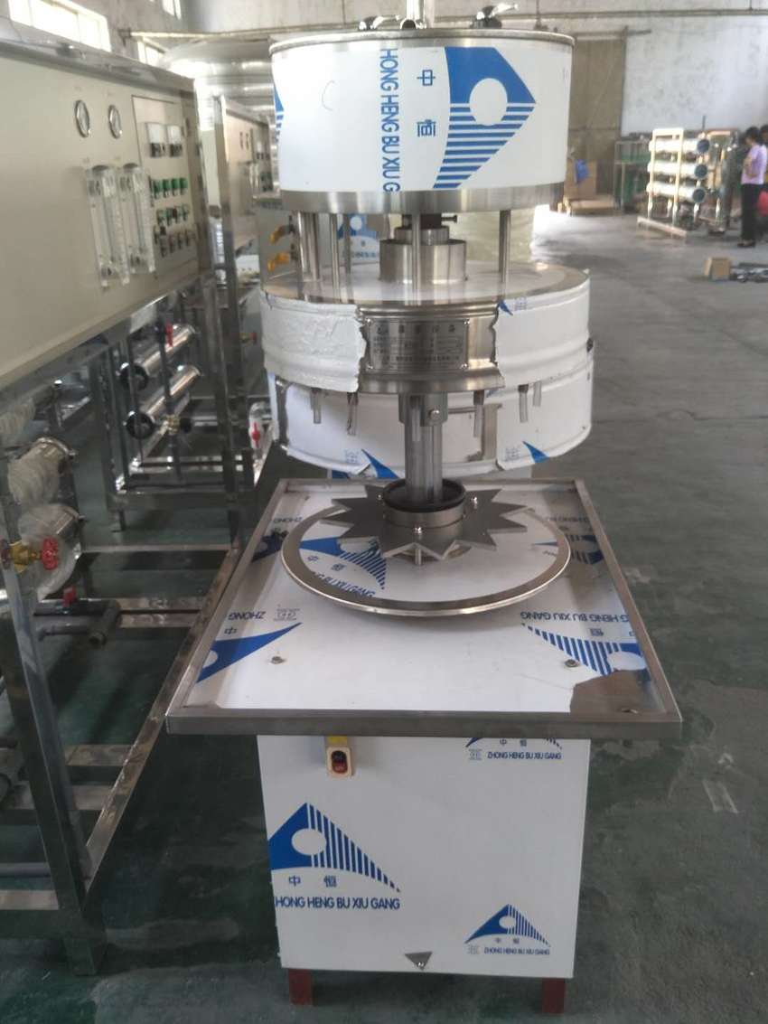 半自動(dòng)小瓶罐裝機(jī)..jpg